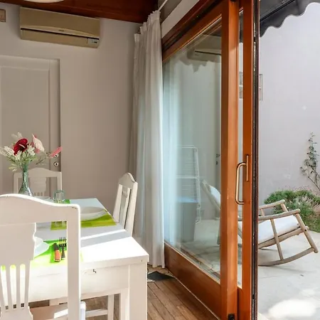 Chic Garden House Private Parking