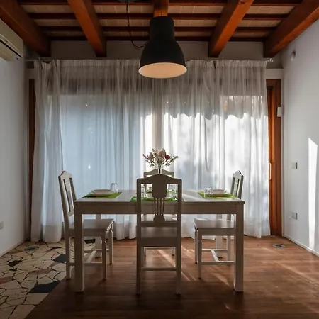 Chic Garden House Private Parking Apartman
