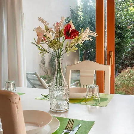 Chic Garden House Private Parking Apartman